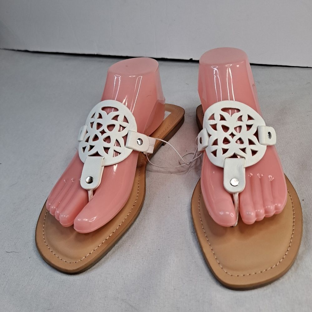 DV Dolce Vita Women's Jalisca Medallion Thong Sandal Size 10 White Faux Leather